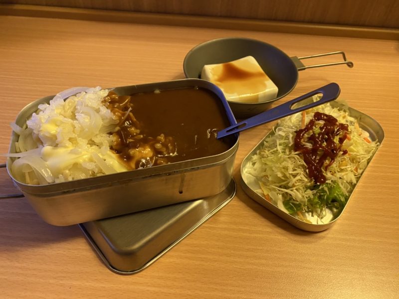 メスティン飯（激安レトルトカレーのチーズトッピング）